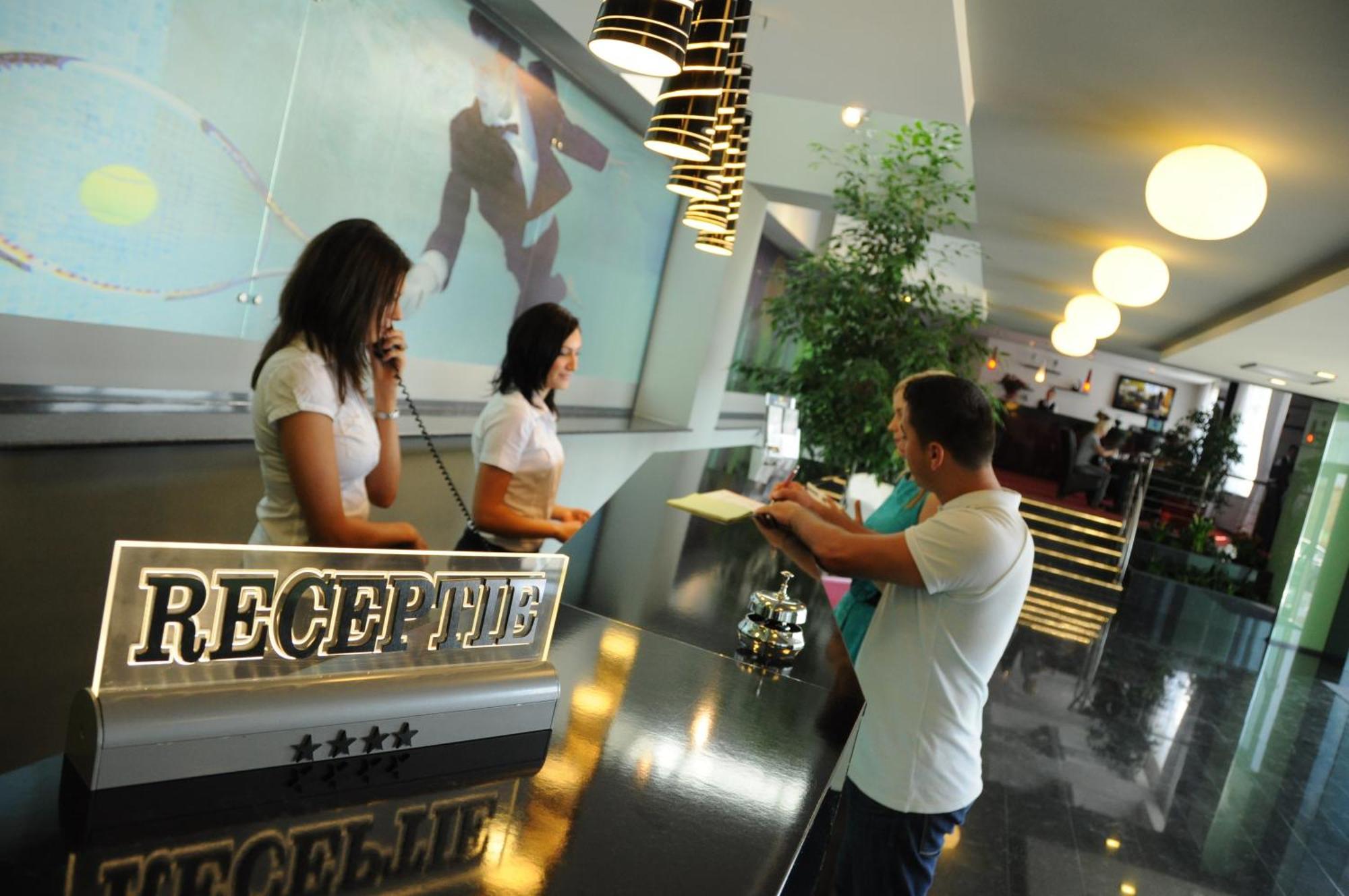 Hotel Emd Bacău Eksteriør bilde