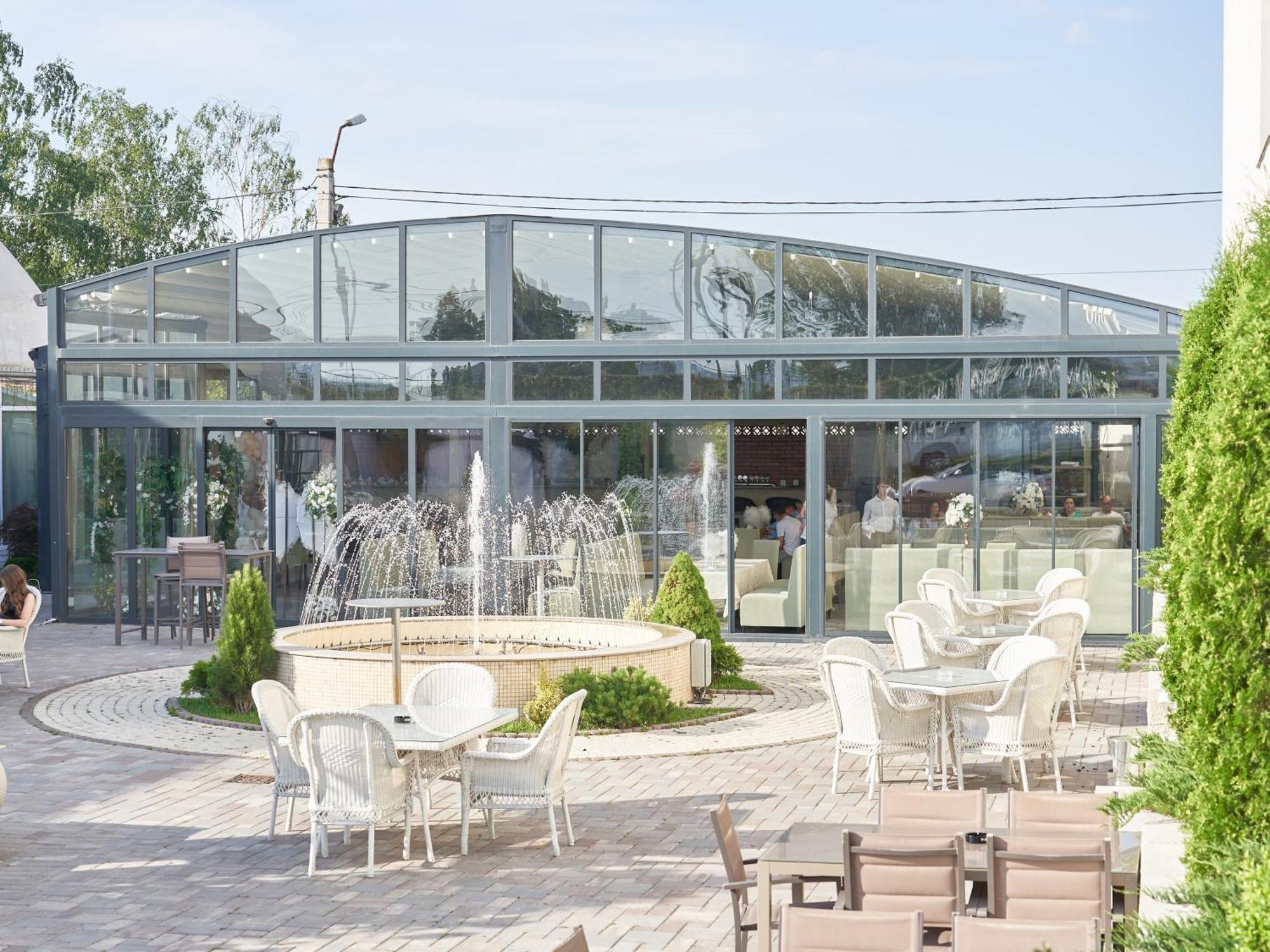 Hotel Emd Bacău Eksteriør bilde